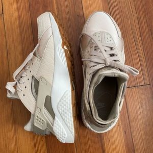Nike Air Huarache Run in color Oatmeal/Khaki-Sail-Gum